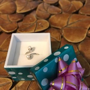 14k Adjustable Toe Ring in mini hatbox.